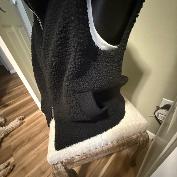 Black Sherpa Zip-Up Vest - Picture 2 of 4
